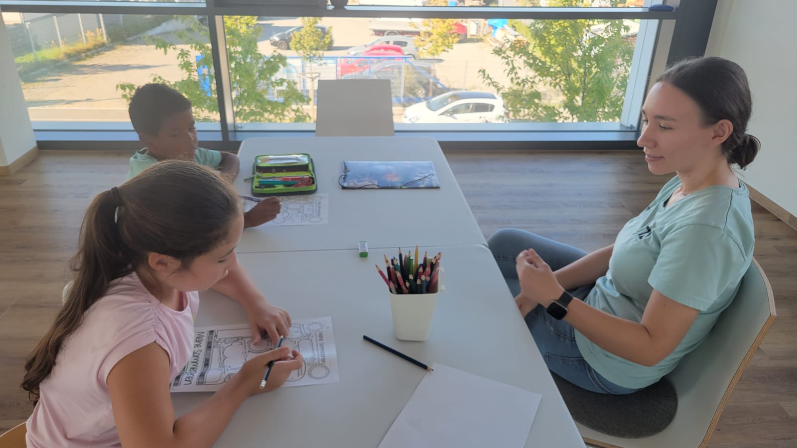 Personen am Tisch zum Konzentrationstraining